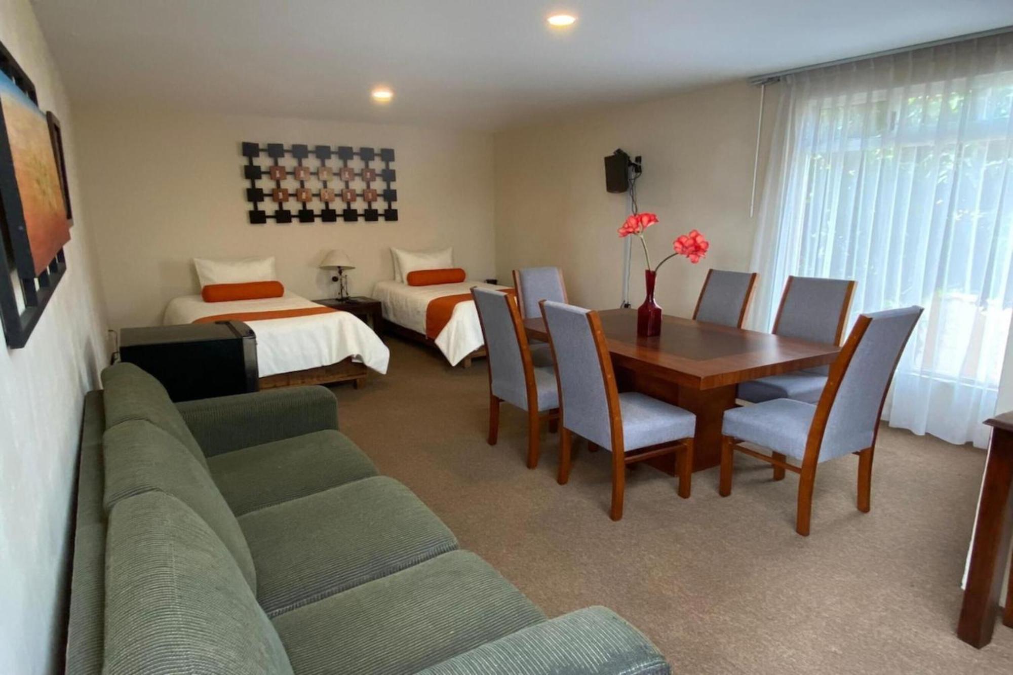 Capital O La Huerta Golf & Hotel Чолула Екстериор снимка