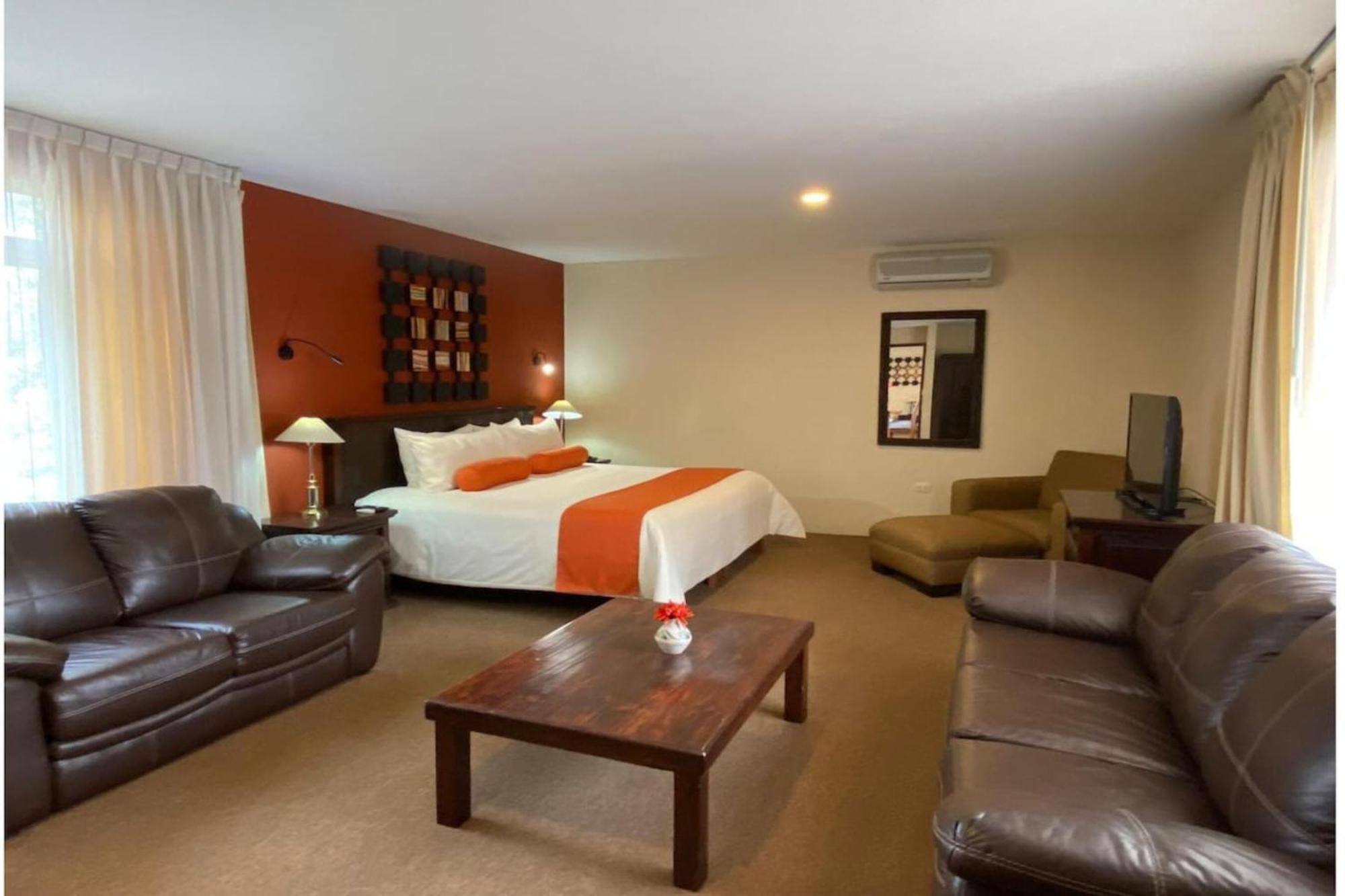 Capital O La Huerta Golf & Hotel Чолула Екстериор снимка