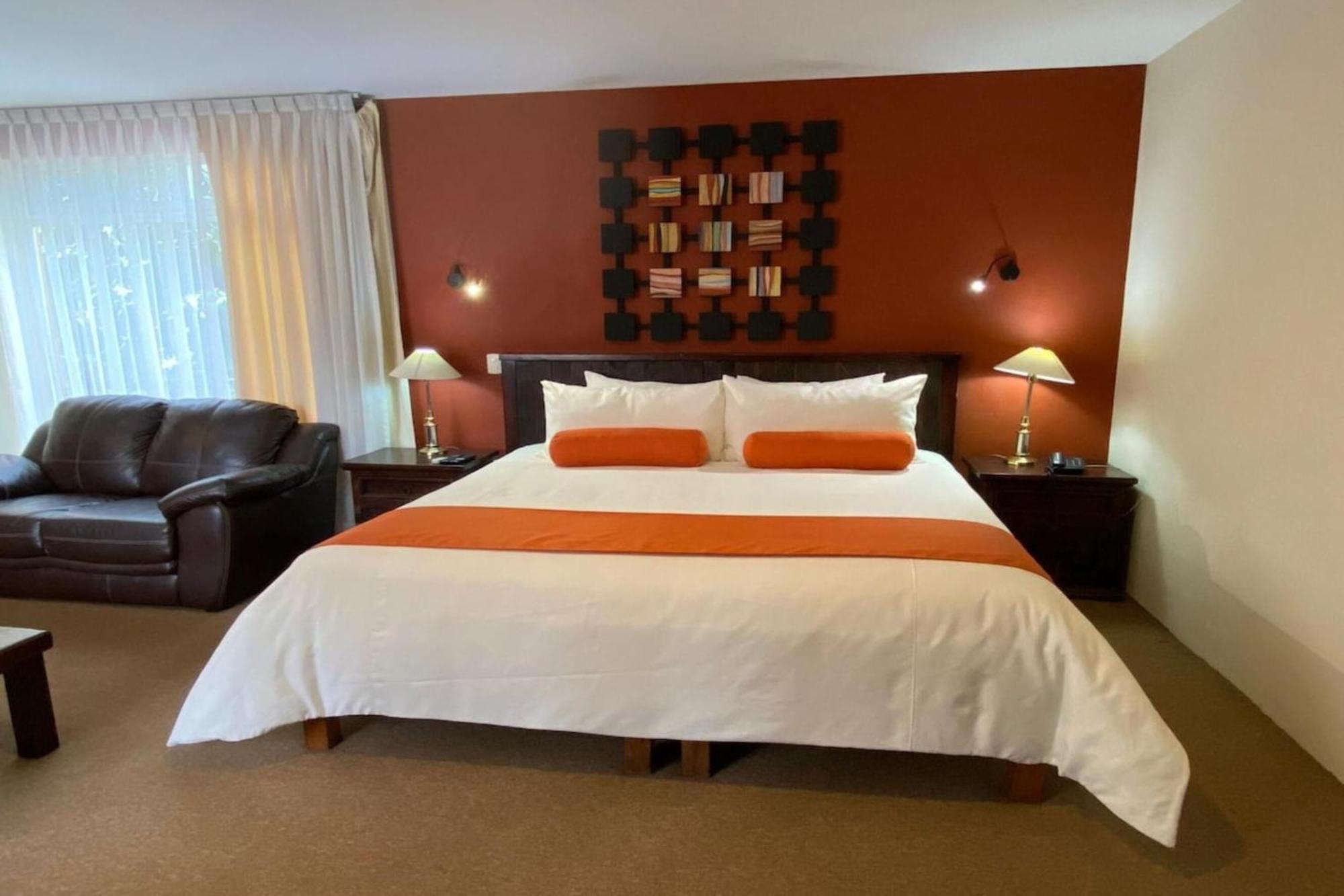 Capital O La Huerta Golf & Hotel Чолула Екстериор снимка