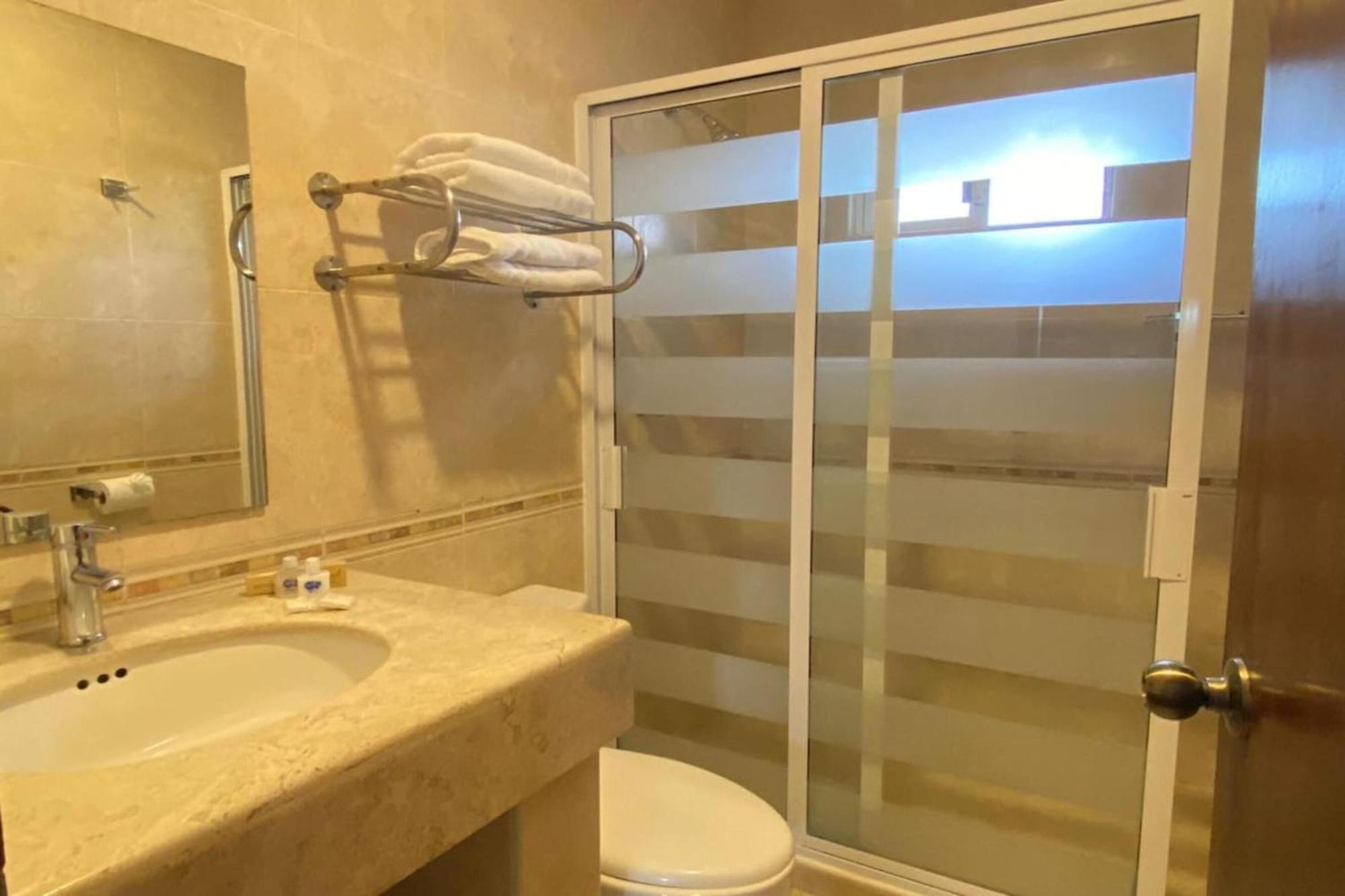 Capital O La Huerta Golf & Hotel Чолула Екстериор снимка
