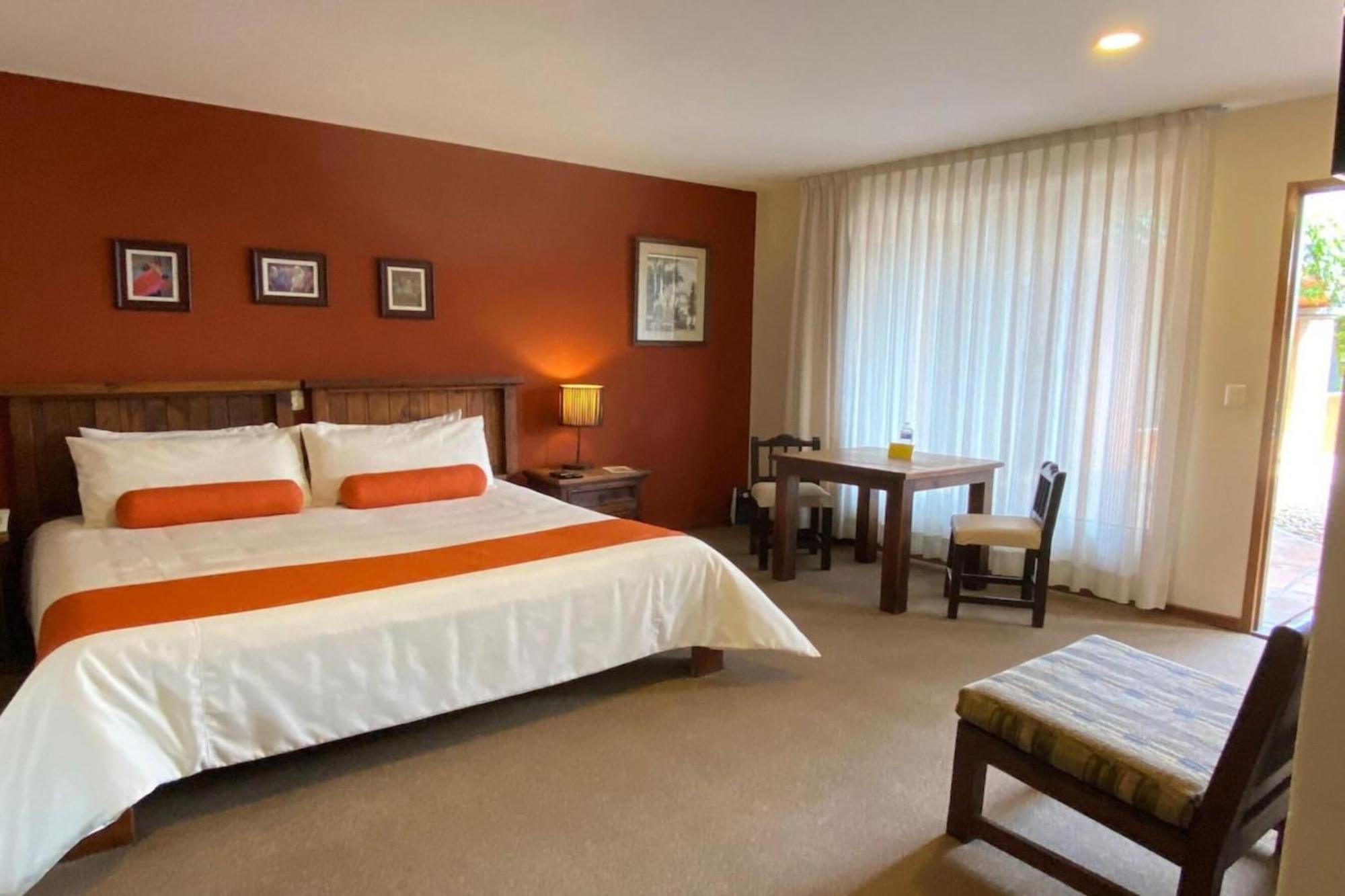 Capital O La Huerta Golf & Hotel Чолула Екстериор снимка