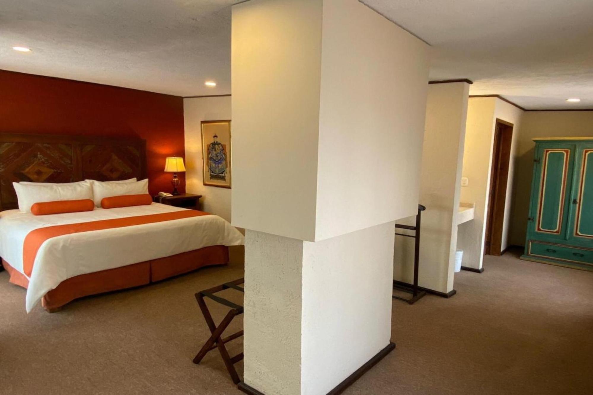 Capital O La Huerta Golf & Hotel Чолула Екстериор снимка