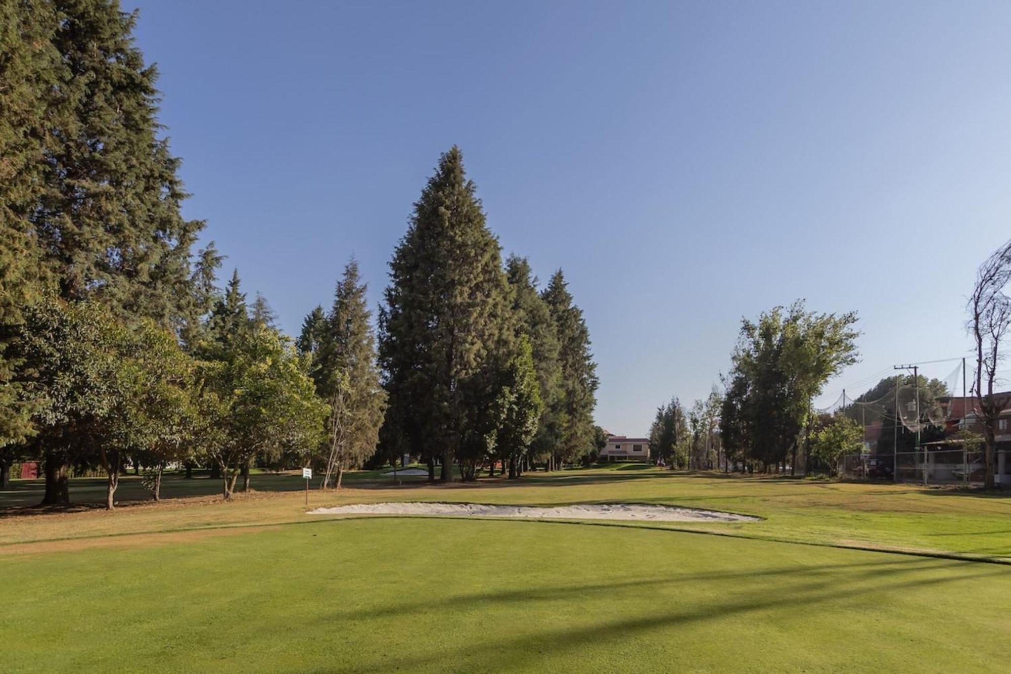 Capital O La Huerta Golf & Hotel Чолула Екстериор снимка